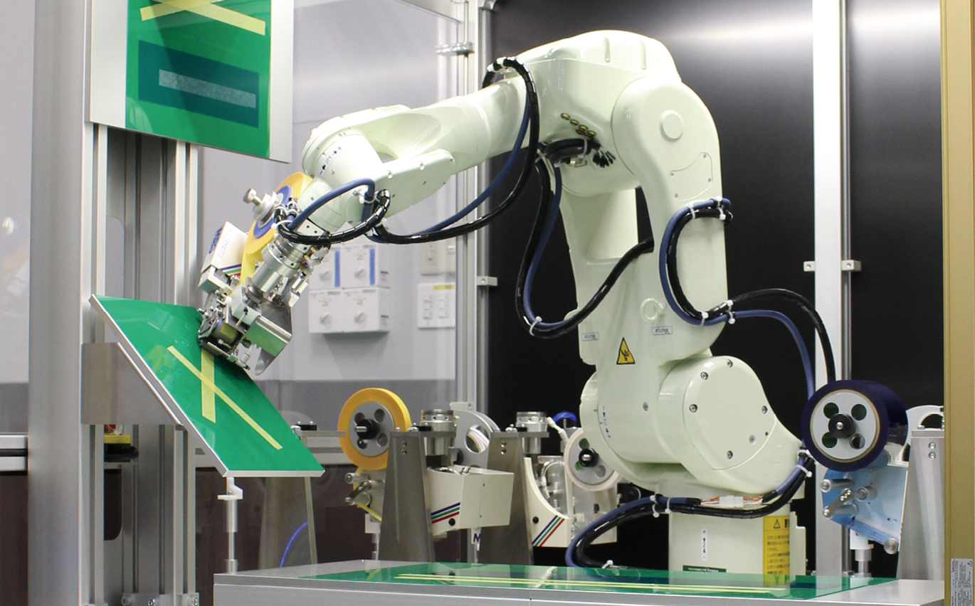 新製品
6軸ロボットテープ貼り装置
オートチェンジ機能によるユニット交換で、多種類のテープ貼りが可能です