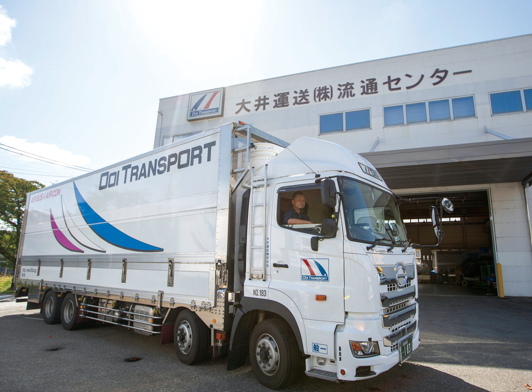諏訪営業所と超精密機械装置輸送用トラック(空調機、エアサス、オーバーターンウイング、パワーゲート装備)
