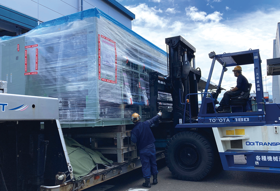 能力18tフォークリフトを使用した機械装置の荷卸し作業
