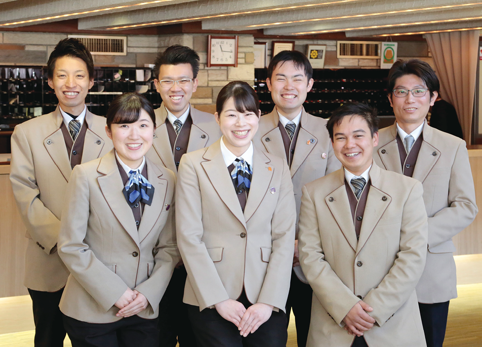 ホテルの顔!フロントスタッフは笑顔でお出迎え
