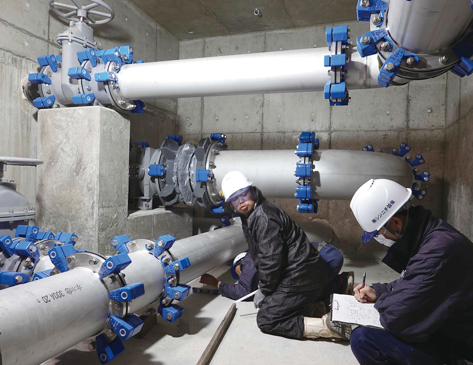 配水池 機械室内送水管配管状況